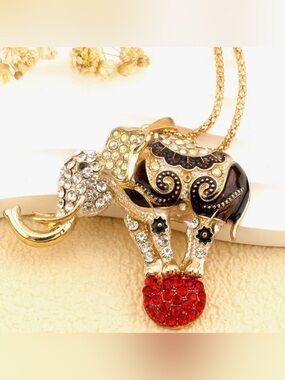 ♥️ Betsey Johnson stunning  sparkling rhinestone circus elephant necklace ♥️